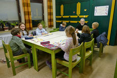 Symbolische Mantelteilung mit den Kommunionkindern (Foto: Karl-Franz Thiede)